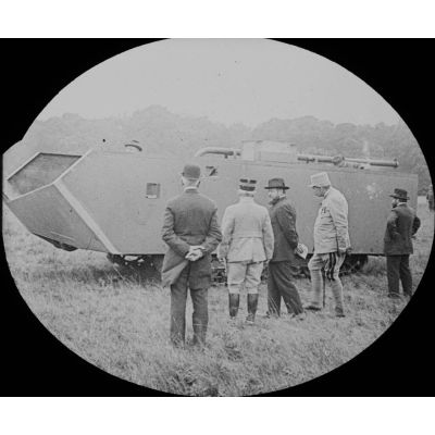 [Première expérience du char d'assaut St Chamond à commande électrique (Vincennes juillet 1916).]