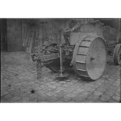 [Machine à cisailler et scie circulaire pour la destruction des réseaux de fils de fer. Février 1915]