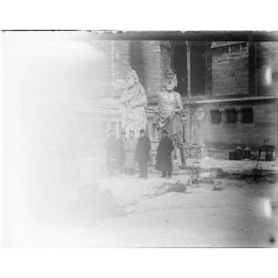 [Photographie de groupe devant des sculptures déposées de la cathédrale de Reims, 29 novembre 1915.]