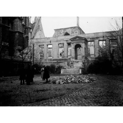 [Visite des ruines du Palais du Tau à côté de la cathédrale de Reims, 29 novembre 1915.]