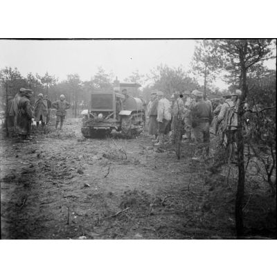 [Expérimentation d'un Caterpillar sur un terrain à proximité de Souain le 9 décembre 1915.]