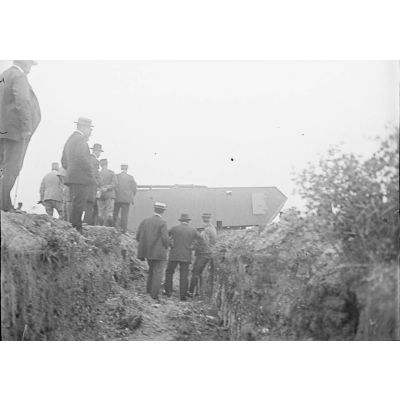 [Caterpillar d'assaut type St Chamond traversant une tranchée de 2 mètres. Vincennes, juillet 1916.]