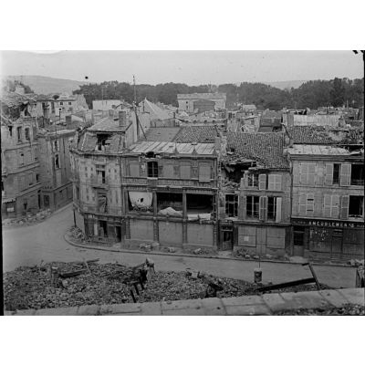 [Verdun, magasin des Nouvelles Galeries, entrée Rue Mazel, dégâts dus à la guerre, septembre 1916.]