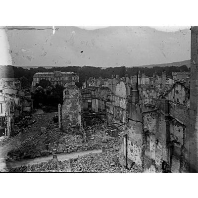 [Verdun, vue de ruines et d'un bâtiment public, septembre 1916.]