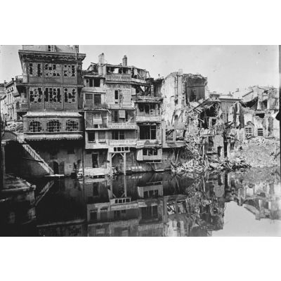 [Verdun, immeubles au bord de la Meuse, dégâts dûs à la guerre, septembre 1916.]