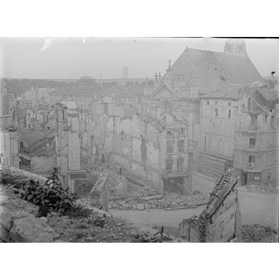 [Ruines environnant la chapelle Saint-Nicolas à Verdun, septembre 1916.]