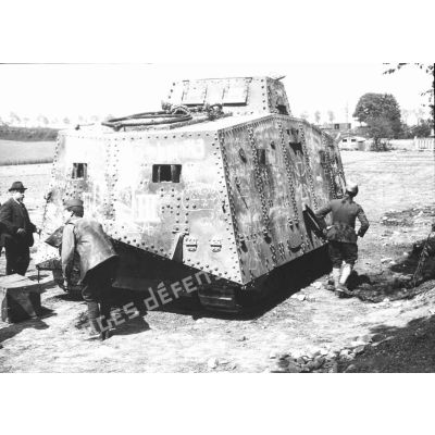 28. [Char A7V n°3 "Elfriede" capturé par le 3e régiment de tirailleurs dans les environs d'Amiens, mai 1918]