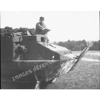 18. [Soldat posant dans un char Schneider, s.d.]