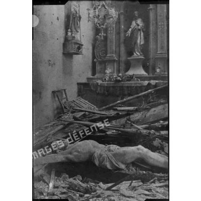 [Christ en croix à terre dans une église en ruines, région de Verdun, s.d.]