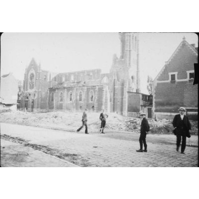 [Jeunes gens posant devant les ruines d'une église, s.d.]