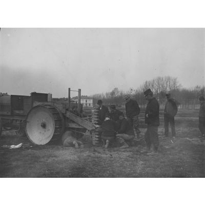 [Appareil avec cisaille pour la destruction des réseaux de fils de fer, camp de Satory, mars 1915.]