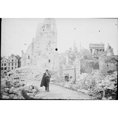 [Visite d'une rue d'Arras en ruines, s.d.]