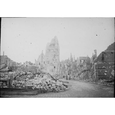 [Visite d'un quartier d'Arras en ruines, s.d.]