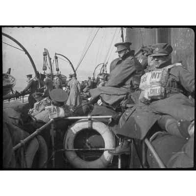 [Soldats canadiens sur un navire anglo-saxon, s.d.]