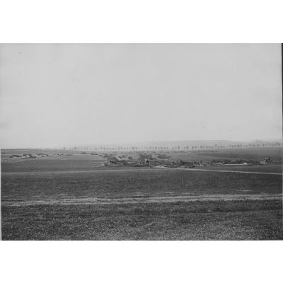 V2661. Dans la Somme, artillerie lourde en arrière du plateau de Gentelles. [légende d'origine]