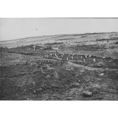 V2669 / 10. Nord de cachy (Somme). Nos morts du 8ème zouaves enterrés sur le champ de bataille.