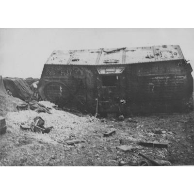 V2677 / 26. Est de Villiers Bretonneux (Somme). Tank allemand renversé dans une carrière, vu de la partie supérieure et latérale.