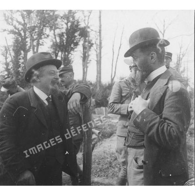 [Jules-Louis Breton discutant avec un homme au chapeau melon lors d'une session d'expérimentations, s.d.]
