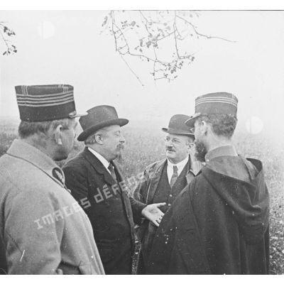 [Discussion entre Jules-Louis Breton, un responsable civil,  un commandant et un officier à l'occasion d'une session d'expérimentations.]