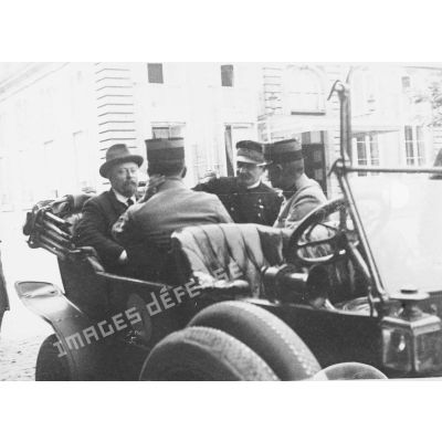 [Jules-Louis Breton accompagné de trois officiers dans une voiture, s.d.]