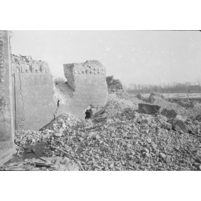 [Vue d'une fortification en ruines, s.d.]