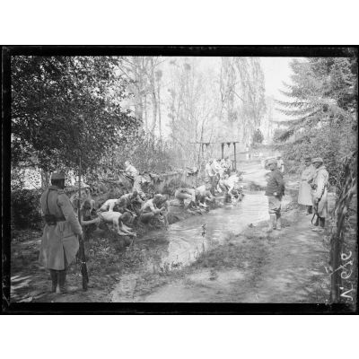 Camp de prisonniers allemands faits aux Bois-des-Buttes, près de la Ville-aux-Bois. Camp sanitaire d'observation d'Irval près de Jonchery. [légende d'origine]