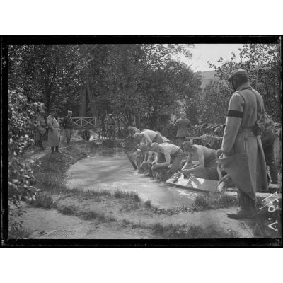 Camp de prisonniers allemands faits aux Bois-des-Buttes, près de la Ville-aux-Bois. Camp sanitaire d'observation d'Irval près de Jonchery. Ablutions et lavage du linge. [légende d'origine]