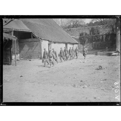 Camp de prisonniers allemands faits aux Bois-des-Buttes, près de la Ville-aux-Bois. Camp sanitaire d'observation d'Irval près de Jonchery. La corvée d'eau. [légende d'origine]