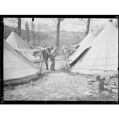 Camp de prisonniers allemands faits aux Bois-des-Buttes, près de la Ville-aux-Bois. Camp sanitaire d'observation d'Irval près de Jonchery. Prisonniers devant les tentes. [légende d'origine]