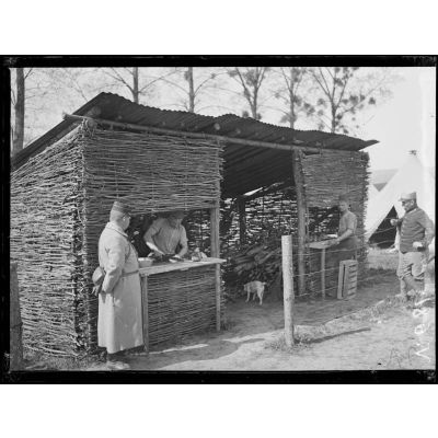 Camp de prisonniers allemands faits aux Bois-des-Buttes, près de la Ville-aux-Bois. Camp sanitaire d'observation d'Irval près de Jonchery. La cuisine du camp. [légende d'origine]