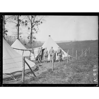 Camp de prisonniers allemands faits aux Bois-des-Buttes, près de la Ville-aux-Bois. Camp sanitaire d'observation d'Irval près de Jonchery. Installation des tentes du camp. [légende d'origine]