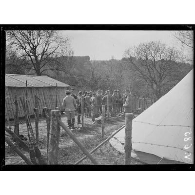 Camp de prisonniers allemands faits aux Bois-des-Buttes, près de la Ville-aux-Bois. Camp sanitaire d'observation d'Irval près de Jonchery. Rassemblement des prisonniers. [légende d'origine]