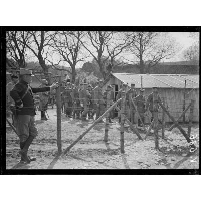 Camp de prisonniers allemands faits aux Bois-des-Buttes, près de la Ville-aux-Bois. Camp sanitaire d'observation d'Irval près de Jonchery. Défilé d'une corvée. [légende d'origine]
