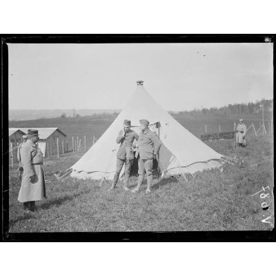 Camp de prisonniers allemands faits aux Bois-des-Buttes, près de la Ville-aux-Bois. Camp sanitaire d'observation d'Irval près de Jonchery. Deux officiers allemands faits prisonniers. [légende d'origine]