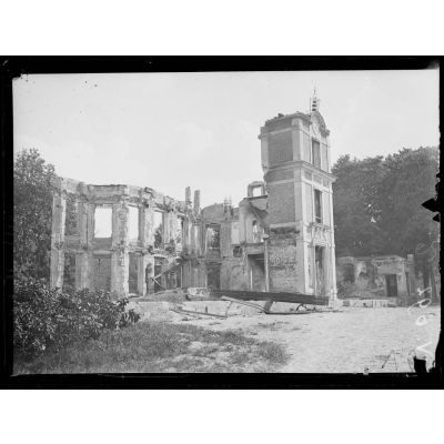 Le château de la Ville-aux-Bois, près de Breuil-sur-Vesles, Marne. Incendié le 15 septembre 1914. [légende d'origine]