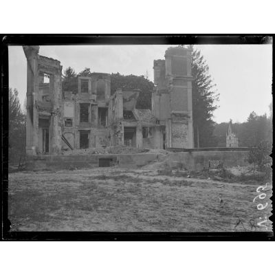 Le château de la Ville-aux-Bois, près de Breuil-sur-Vesles, Marne. Incendié le 15 septembre 1914. [légende d'origine]