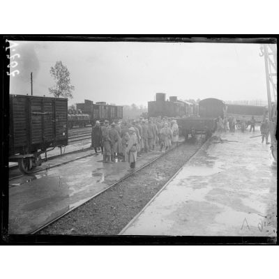 En gare de Jonchery-sur-Vesle, Marne, embarquement de prisonniers allemands. [légende d'origine]