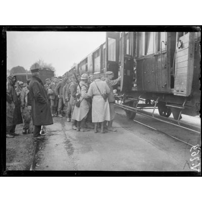 En gare de Jonchery-sur-Vesle, Marne, embarquement de prisonniers allemands. [légende d'origine]