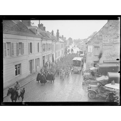 Jonchery-sur-Vesle, Marne, prisonniers allemands traversant le village. [légende d'origine]