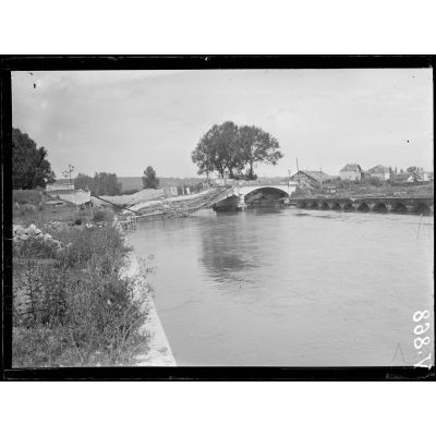 Soissons, le pont Neuf. Au fond, les lignes allemandes. [légende d'origine]
