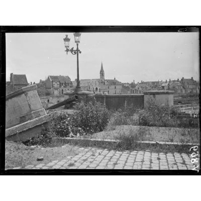 Soissons, vue d'ensemble sur le faubourg Saint-Vaast, au centre l'église Saint-Vaast. Vue prise du pont neuf. [légende d'origine]