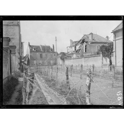 Soissons, défenses organisées dans une rue du Faubourg Saint-Vaast. [légende d'origine]