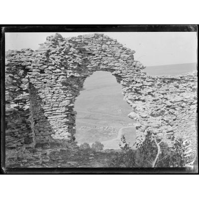 Avret-Hisar. Dans la forteresse, vue sur le village. [légende d'origine]