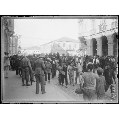 Salonique. Arrivée des Crétois devant le quartier général. [légende d'origine]