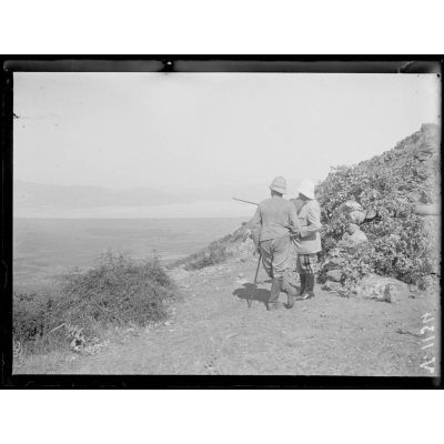 Général Gérôme et le général Dauvet, commandant d'artillerie devant le lac de Doiran. [légende d'origine]