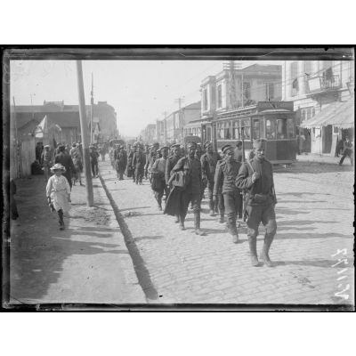 Salonique. Prisonniers bulgares conduits par les serbes défilant sur le quai. [légende d'origine]
