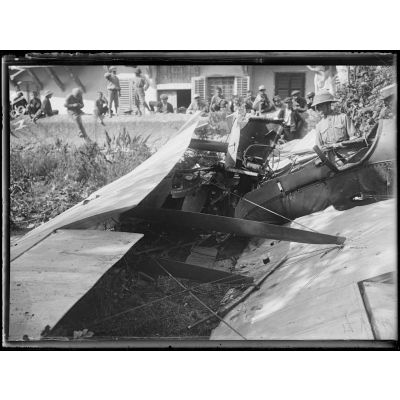 Salonique. Le lieutenant Delac tombé d'avion dans un jardin du quartier des Campagnes. L'avion tombé. [légende d'origine]