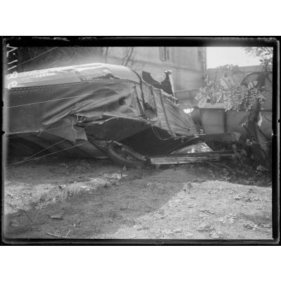 Salonique. Le lieutenant Delac tombé d'avion dans un jardin du quartier des Campagnes. L'avion tombé. [légende d'origine]