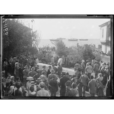 Salonique. Le lieutenant Delac tombé d'avion dans un jardin du quartier des Campagnes. La foule regardant l'appareil. [légende d'origine]