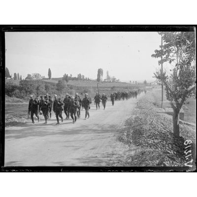 Départ des entendistes. Le regiment grec sur la route de Monastir. [légende d'origine]
